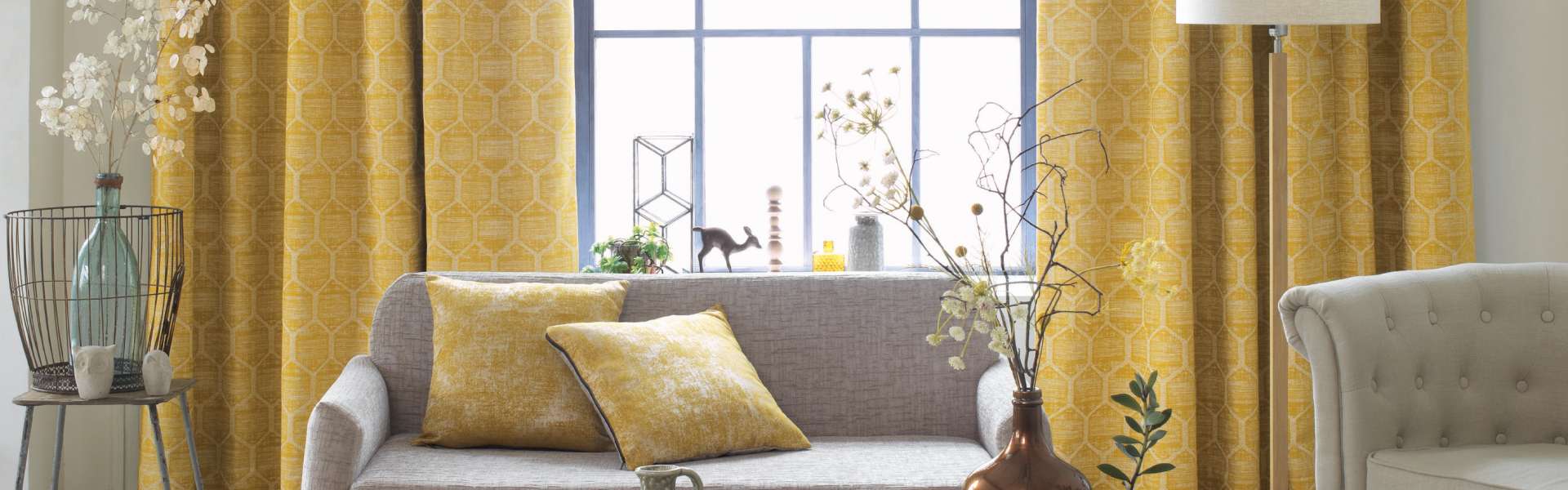 Bild Heimtextilien Gardinen gelb mit Zubehoer im Wohnzimmer
