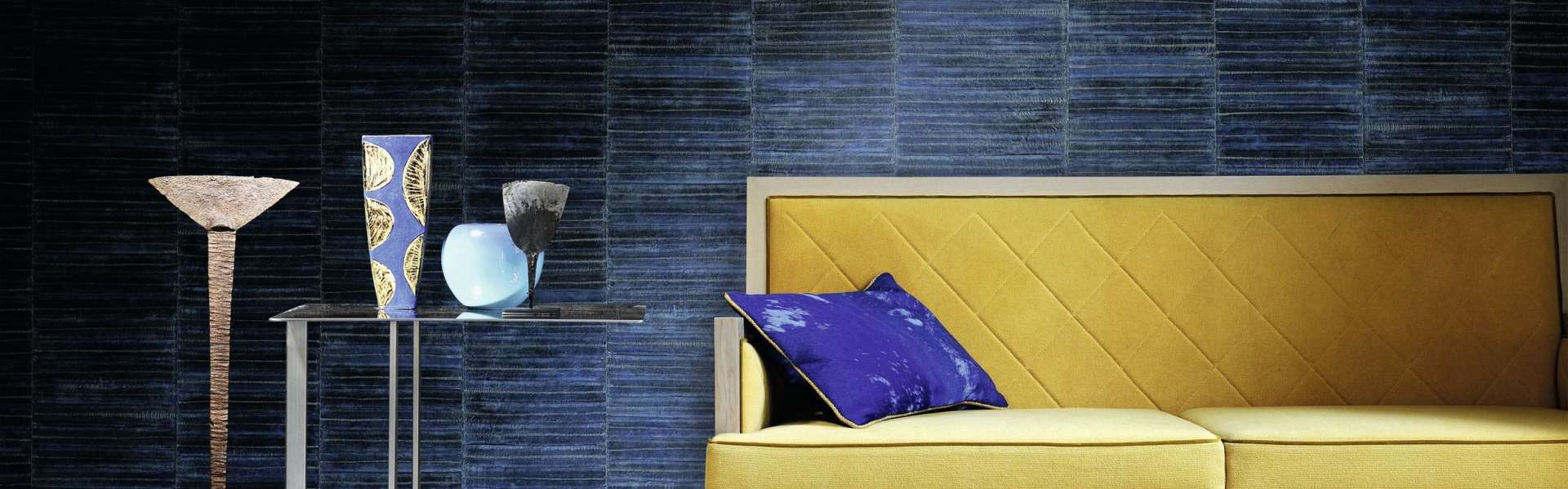 Bild Tapete lila im Wohnzimmer mit gelber Couch